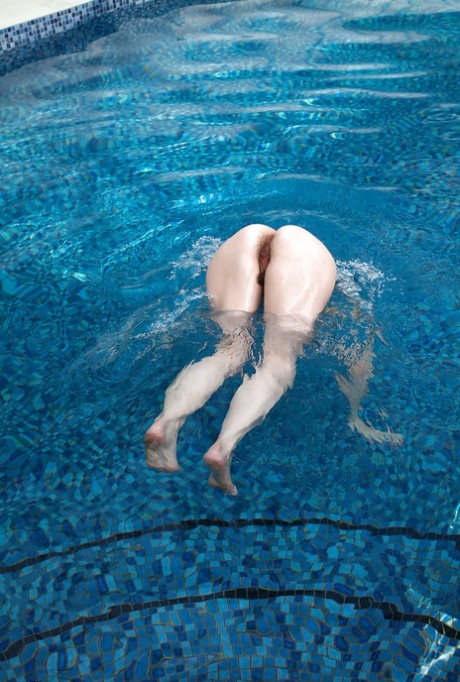 Naked mature prostitute Maria spreads her pussy over the pool