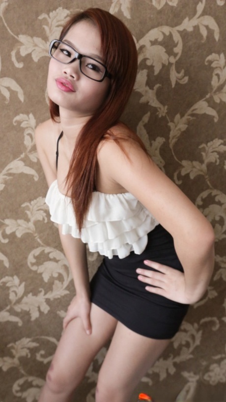 Nerdy Asian amateur Zhibo undresses and poses fully nude in a hotel room