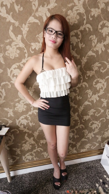 Nerdy Asian amateur Zhibo undresses and poses fully nude in a hotel room
